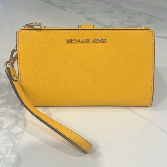 💛Cute. Michel Kors WRISTLET. - Picture 14 of 16